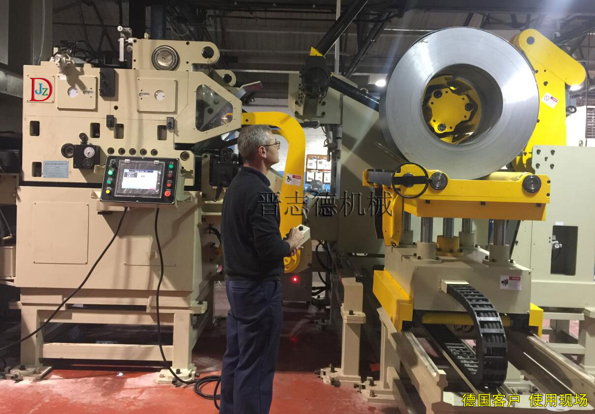 德國客戶驗(yàn)收三合一送料機(jī),德國客戶三合一送料機(jī) 德國客戶使用三合一送料機(jī),德國三合一送料機(jī)