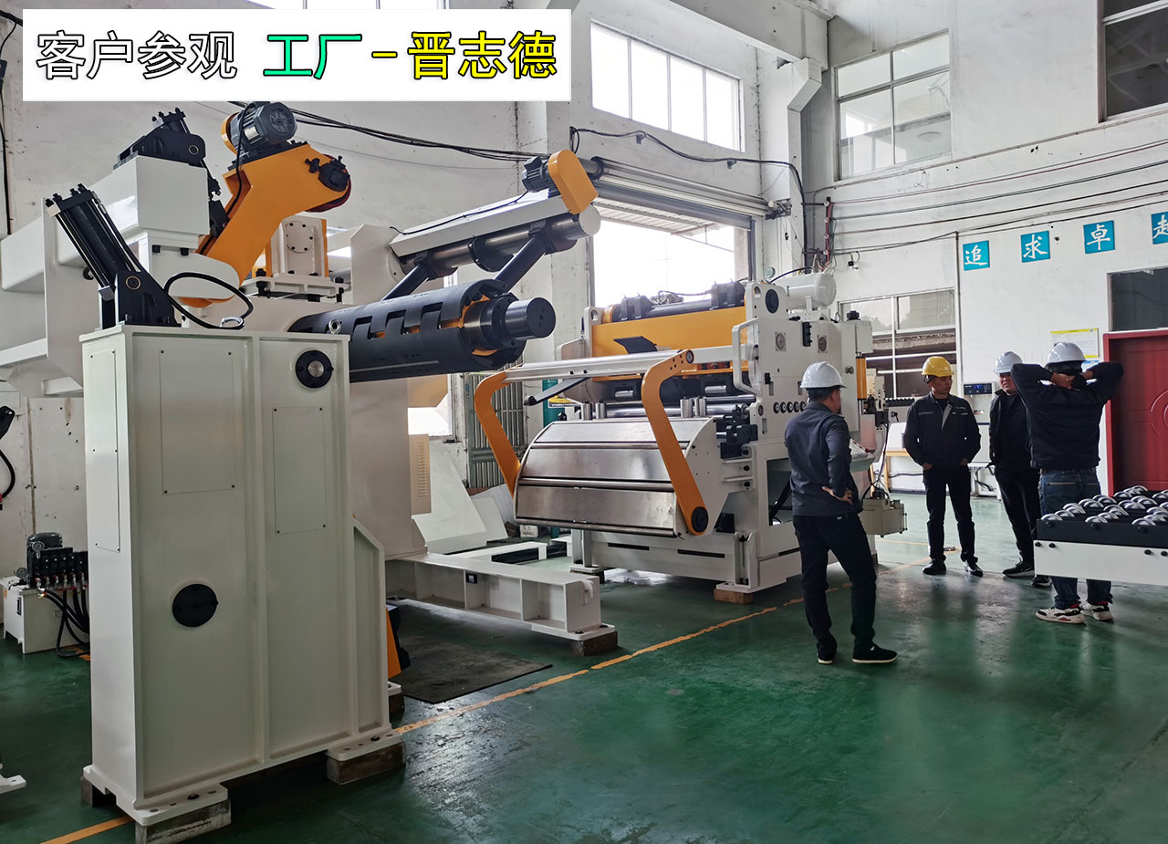 客戶參觀送料機(jī)設(shè)備 客戶參觀送料機(jī)設(shè)備