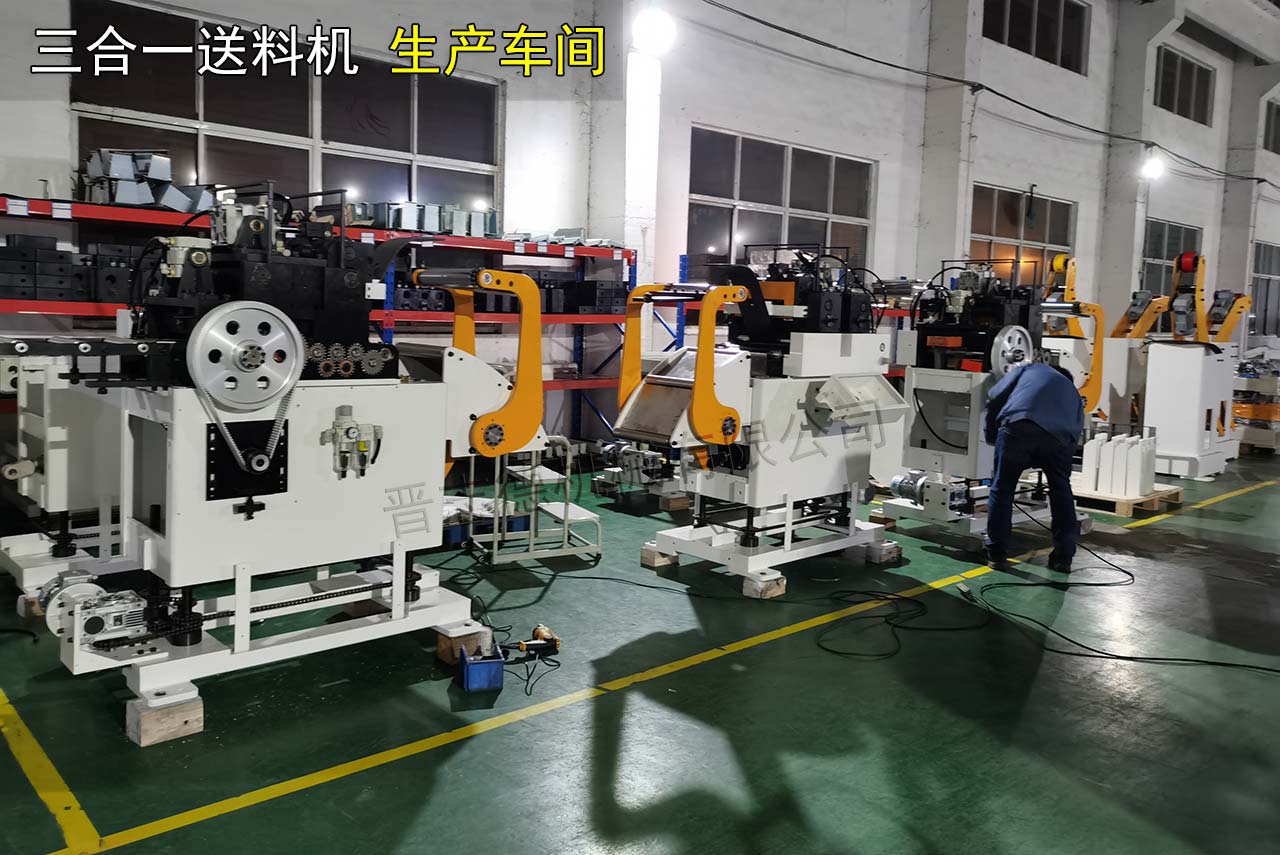 送料機(jī)裝配現(xiàn)場 送料機(jī)裝配現(xiàn)場