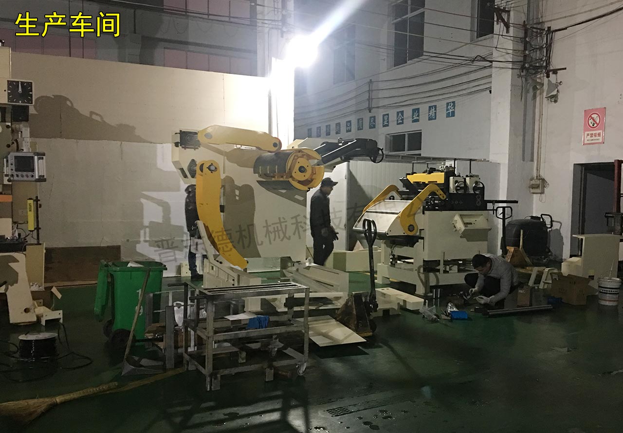 三合一送料機(jī)雙班制生產(chǎn) 三合一送料機(jī)雙班制生產(chǎn)