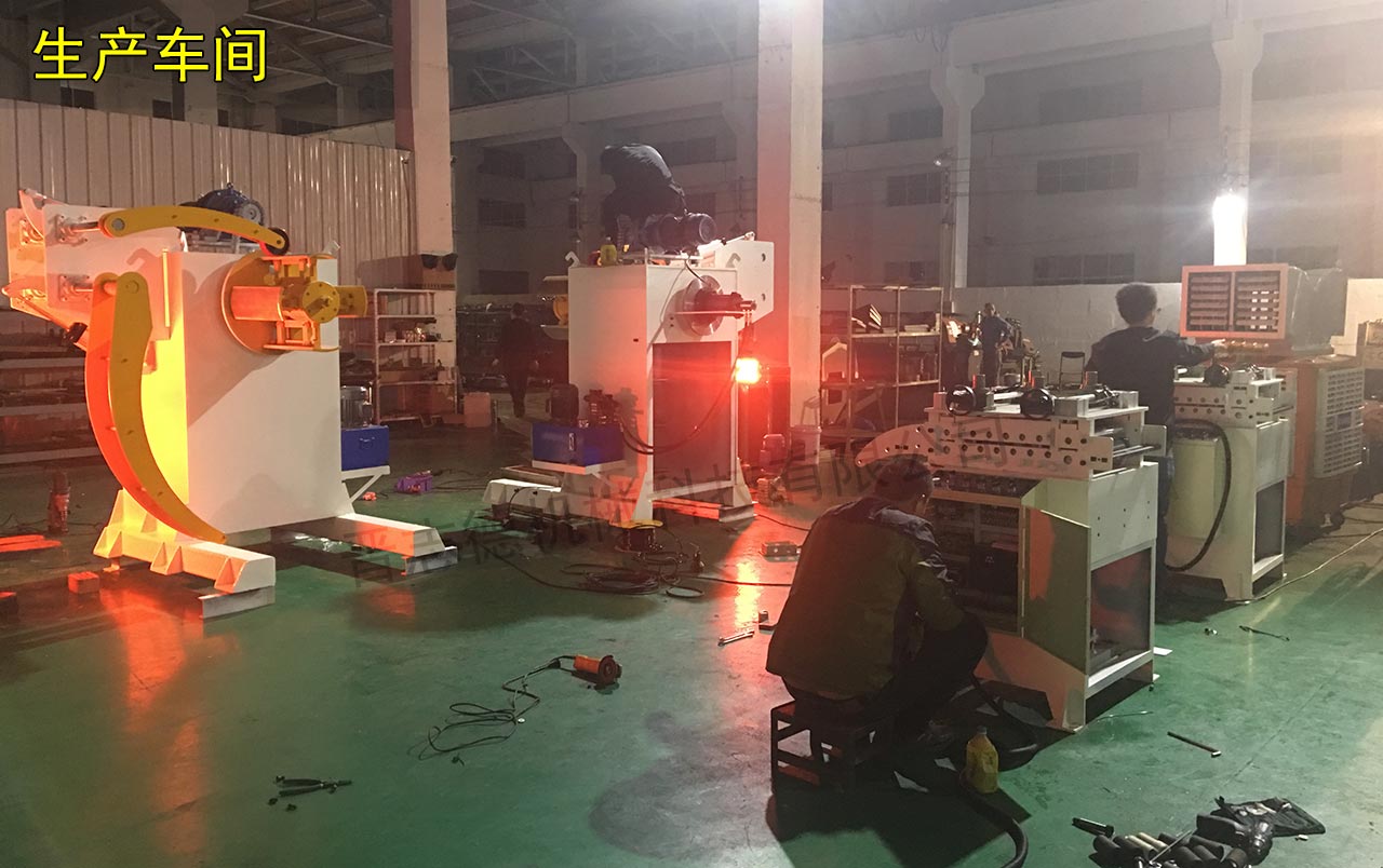 三合一送料機(jī)夜間生產(chǎn) 三合一送料機(jī)夜間生產(chǎn)