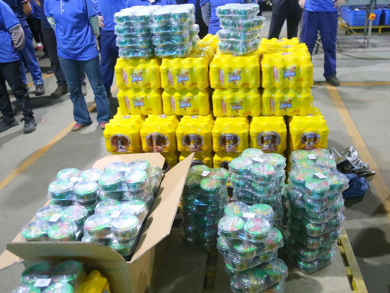 車間發放防暑福利 車間發放防暑福利