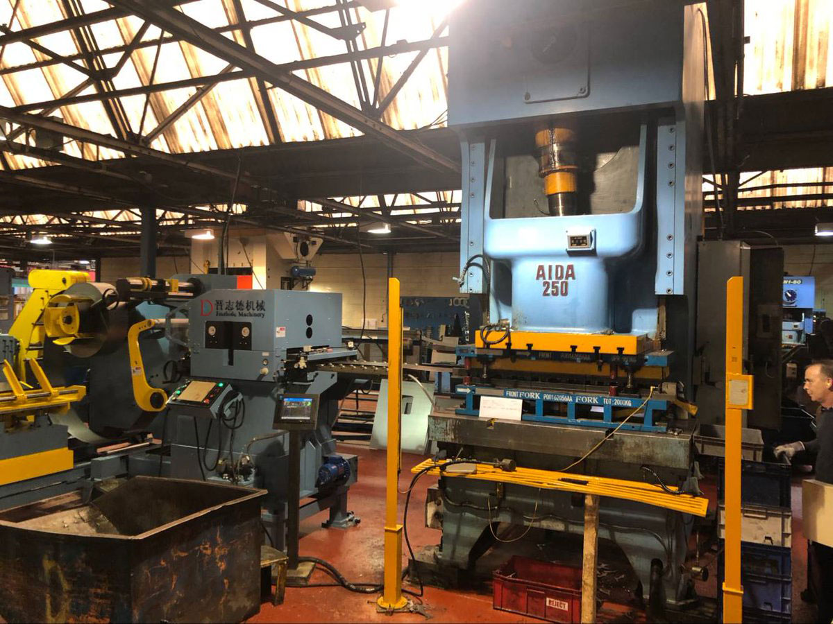 英國三合一送料機(jī)安裝 英國三合一送料機(jī)安裝