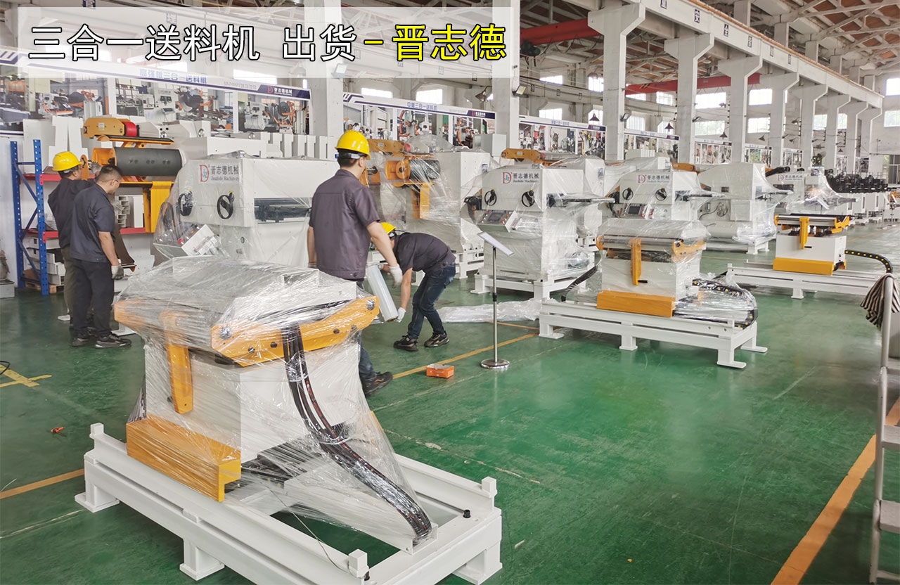 三合一送料機(jī)裝車 三合一送料機(jī)裝車